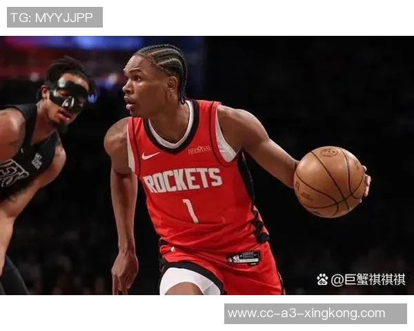 爱德华兹首节火力全开半场高效得分助球队继续进攻展现强大实力