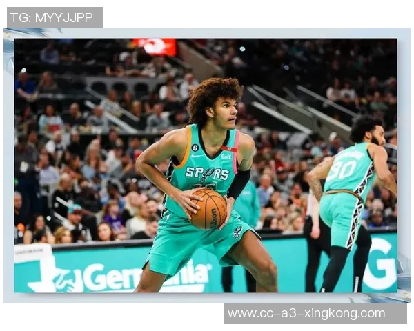 埃奇库姆半场表现不佳10投仅3中三分球命中率低迷仅得7分2篮板 埃奇库姆半场表现不佳10投仅3中三分球命中率低迷仅得7分2篮板