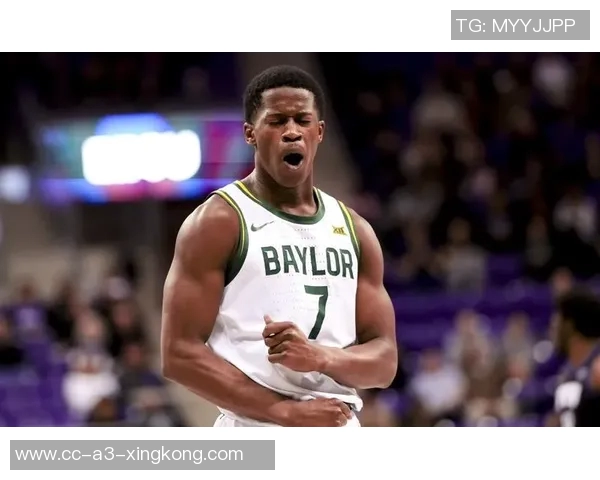 埃奇库姆半场表现不佳10投仅3中三分球命中率低迷仅得7分2篮板