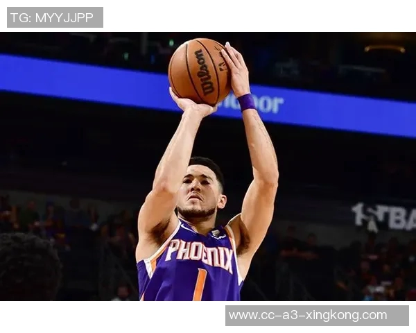 布克表现出色半场10投6中贡献16分2篮板3助攻1盖帽展现全面能力